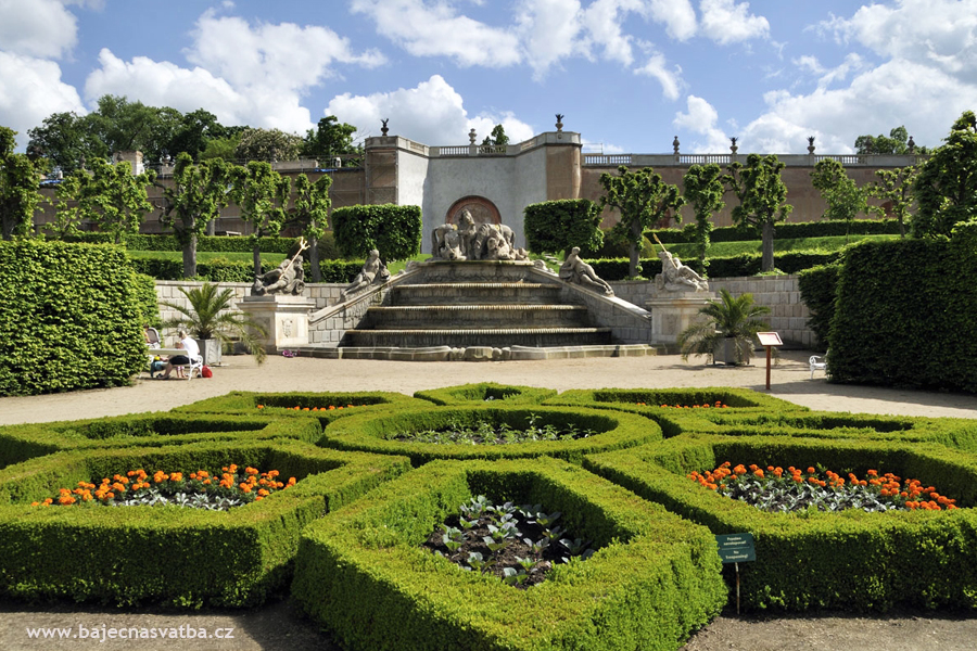 Английский сад с фонтаном