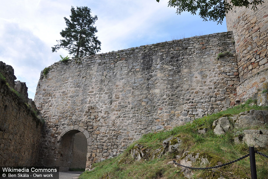 Замок Звиков Крепостная стена