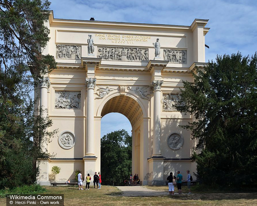 Храм Дианы в парке