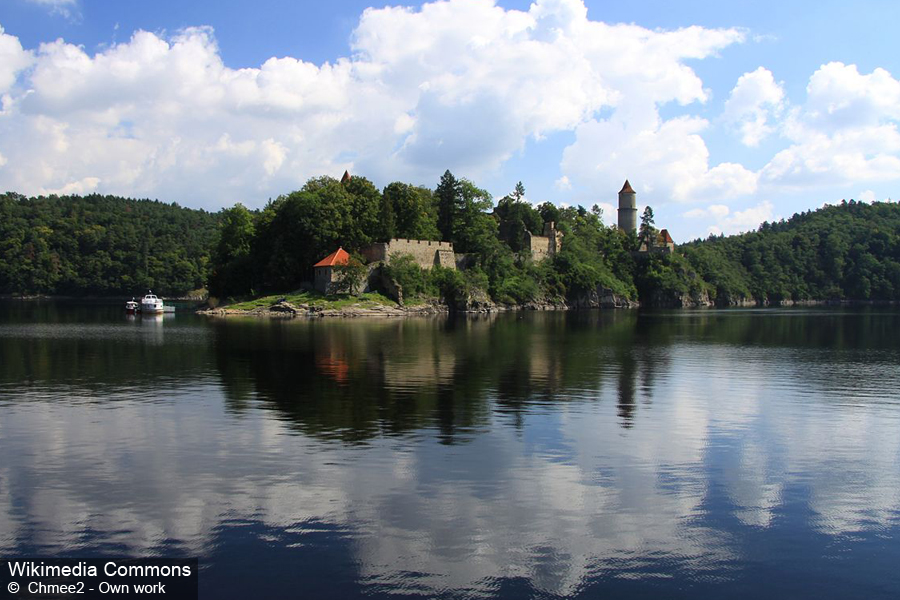 Замок Звиков и Орлицкое озеро